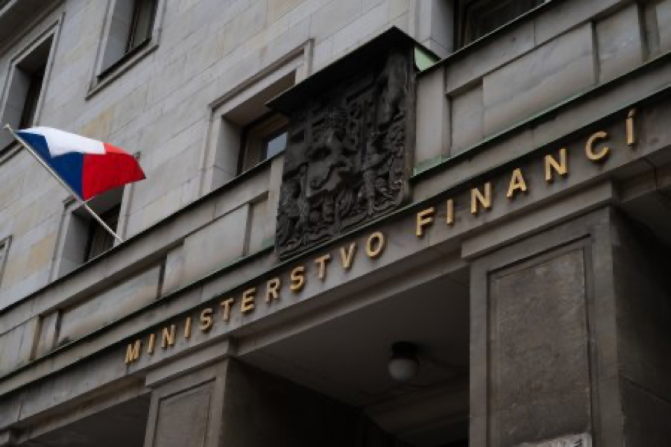 Source-supplied image for: Jak seřezat deficit bez bolesti? Rozpočet nabízí jen málo možností, vláda je sešněrována sliby