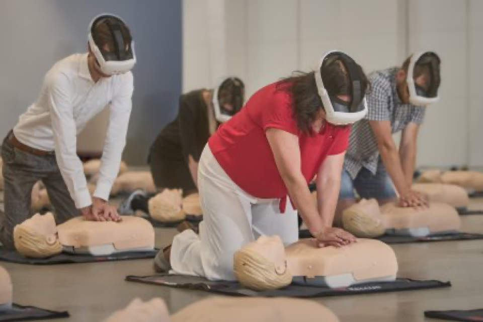 Source-supplied image for: „Mezi něčí záchranou a smrtí můžete stát vy.“ Iniciativa chce díky virtuální realitě vyškolit v první pomoci milion lidí