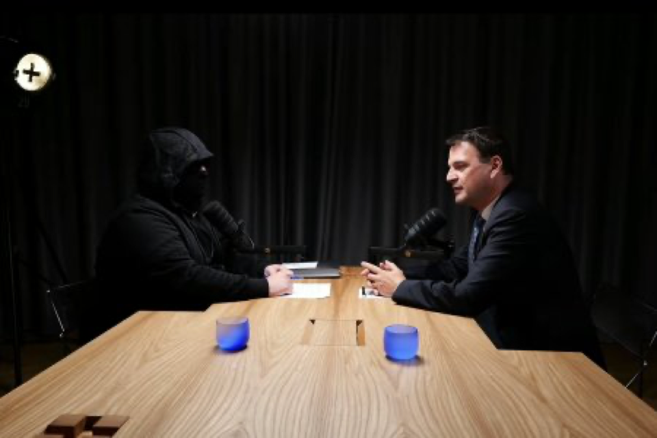 Source-supplied image for: Pointa N: Macinka si u falešného Pauknera naběhl. A porušil pravidlo, že politik nemá být směšný